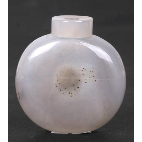 512 - A Chinese agate snuff bottle, 6cms (2.25ins) high.