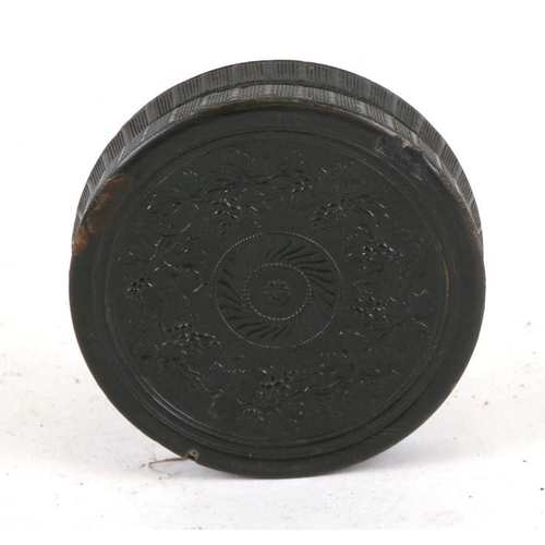 630 - An early 19th century pressed horn circular snuff box by Wilson, the cover decorated in relief with ... 