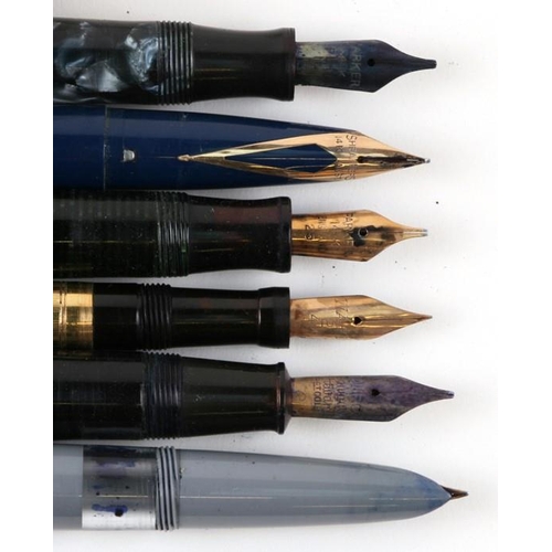 645 - A group of fountain pens to include a Parker Victory, a Parker Vacumatic and a Conway Stewart  No.55... 