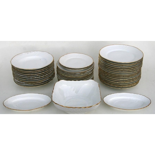 821 - A large quantity of Richard Ginori dinner service to include tureens and meat plates.