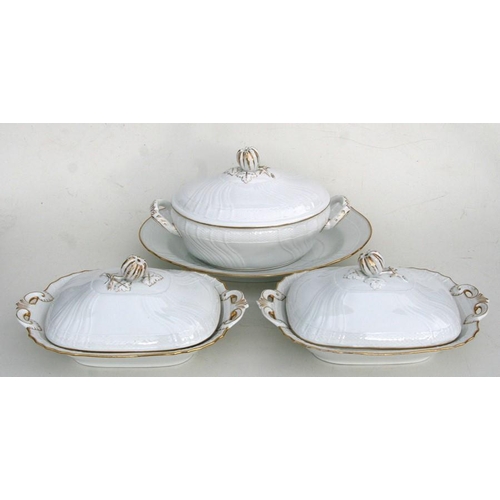 821 - A large quantity of Richard Ginori dinner service to include tureens and meat plates.