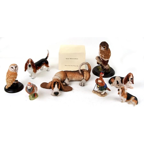 825 - A Minerva Fine Arts pair of Basset hounds limited edition figures by Lester Thomas, numbered 33/750;... 