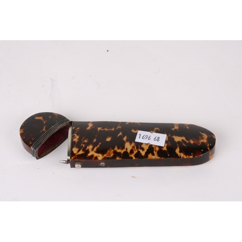 599 - A Georgian tortoiseshell spectacle case, 13cms (5ins) long.