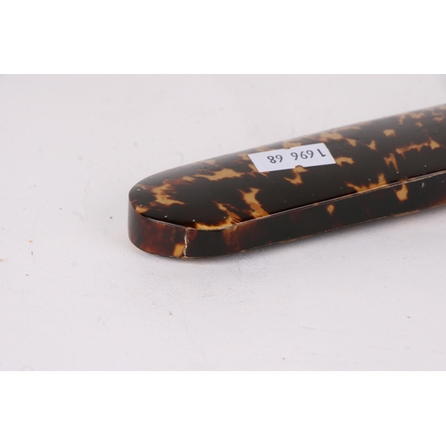 599 - A Georgian tortoiseshell spectacle case, 13cms (5ins) long.