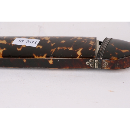 599 - A Georgian tortoiseshell spectacle case, 13cms (5ins) long.