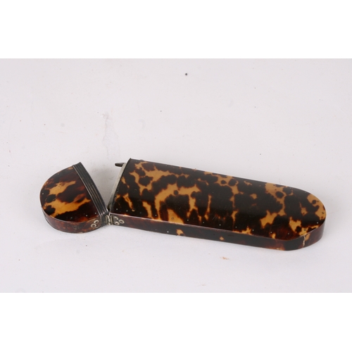 599 - A Georgian tortoiseshell spectacle case, 13cms (5ins) long.