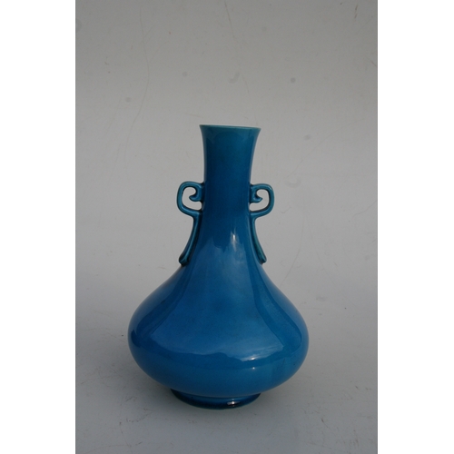 514 - A Chinese turquoise glaze two-handled vase with impressed seal mark to the underside, on a pierced h... 