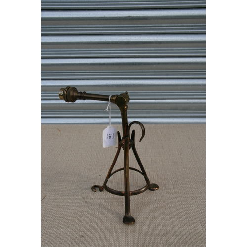 734 - A late 19th/early 20th century brass table lamp with adjustable arm in the style of W A S Benson, 38... 