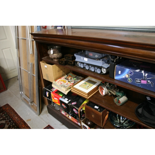 782 - A pair of figured walnut open bookcases with three adjustable shelves, on plinth bases, 160cms (63in... 