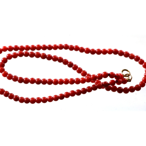 1014 - A coral bead necklace with 18ct gold clasp, 42cm (16.5 ins) long.