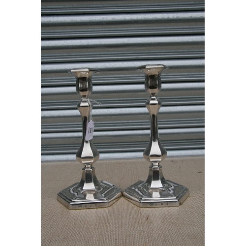 160 - A pair of Edwardian silver candlesticks, each with slender baluster form columns on stepped hexagon ... 