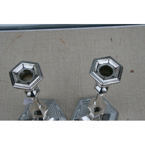 160 - A pair of Edwardian silver candlesticks, each with slender baluster form columns on stepped hexagon ... 