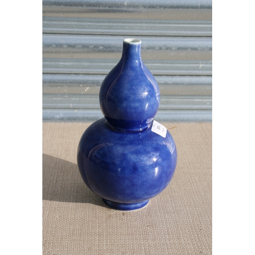 374 - A Chinese monochrome double gourd vase, 22cms (8.5ins) high.