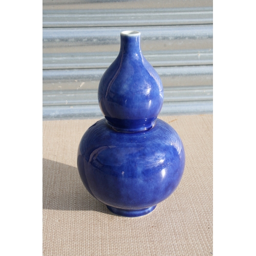 374 - A Chinese monochrome double gourd vase, 22cms (8.5ins) high.