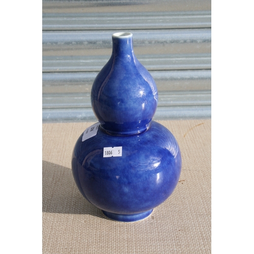 374 - A Chinese monochrome double gourd vase, 22cms (8.5ins) high.