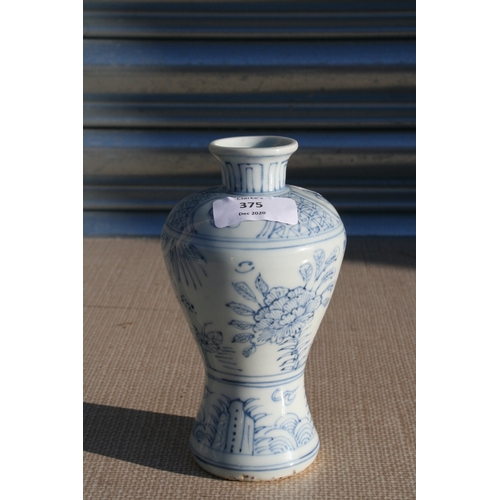 375 - A Chinese blue & white vase decorated with flowers, 15cms 96ins) high.