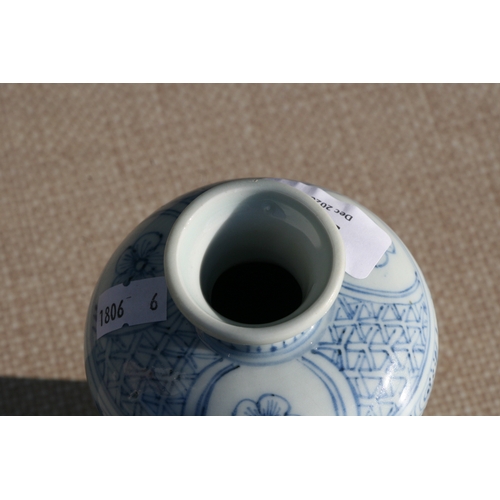 375 - A Chinese blue & white vase decorated with flowers, 15cms 96ins) high.