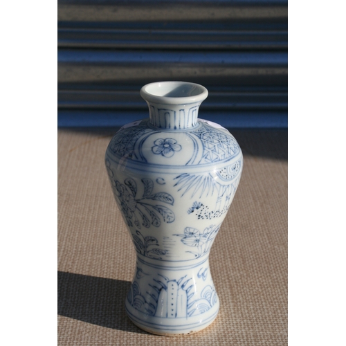 375 - A Chinese blue & white vase decorated with flowers, 15cms 96ins) high.