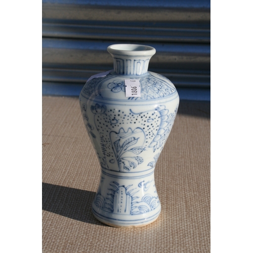 375 - A Chinese blue & white vase decorated with flowers, 15cms 96ins) high.