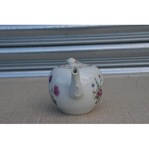 478 - An 18th century Chinese famille rose teapot decorated flowers with peach finial.9cm (3.5 ins)