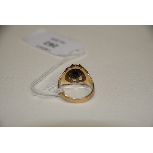 262 - A gentleman's 9ct gold and garnet ring. Approx. UK size R