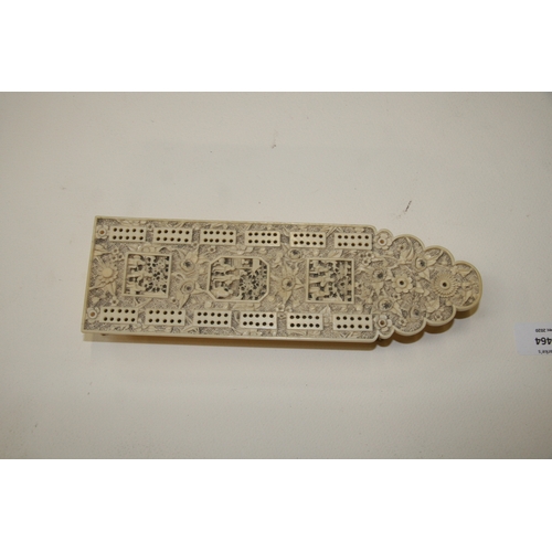 400 - A 19th century Chinese Canton export carved ivory cribbage board decorated with figures within panel... 