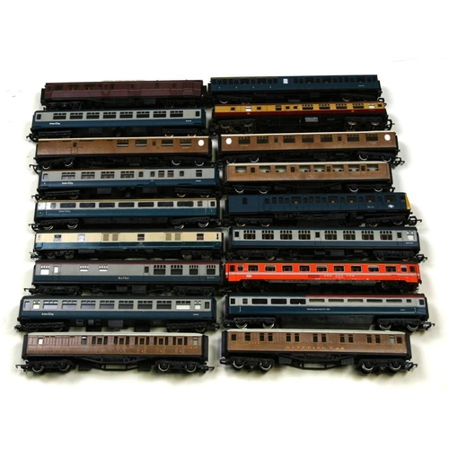 143 - A quantity of 'OO' gauge locomotives, rolling stock and coaches to include Lima, Jouef, Hornby and T... 