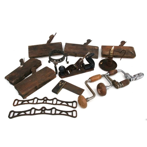 16 - A quantity of assorted wood working tools to include planes and block planes.