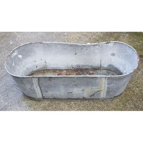 18 - A large galvanised tin bath, 121cms (47.5ins) long.