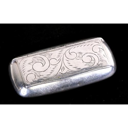 202 - A silver snuff box with engraved foliate decoration, stamped '925', 6.5cms (2.5ins) wide.