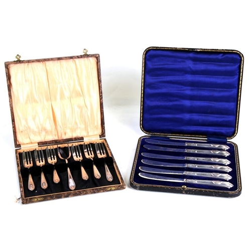 209 - A set of six Victorian silver handled butter knives, Sheffield 1896, cased; together with a set of s... 