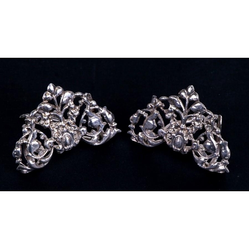 211 - A pair of late Victorian silver strut menu holders of foliate design, Birmingham 1901, weight 25g (2... 