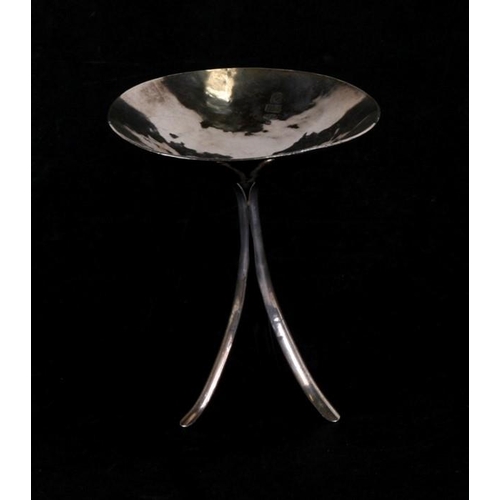 226 - An Arts & Crafts style planished silver bowl on stand, makers mark 'JG'.  9.5cms (3.75ins) diameter.