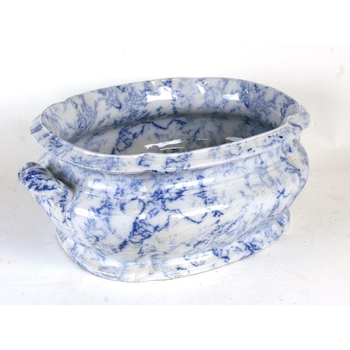 90 - A 19th century Copeland blue & white foot bath, 48cms (19ins) wide (a/f).