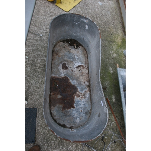 18 - A large galvanised tin bath, 121cms (47.5ins) long.