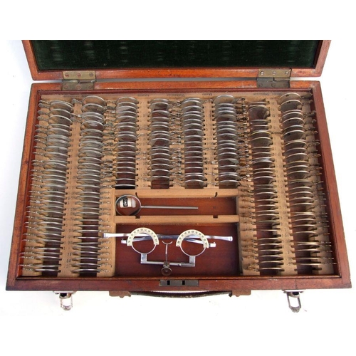 176 - An early 20th century opticians lens test kit, cased.