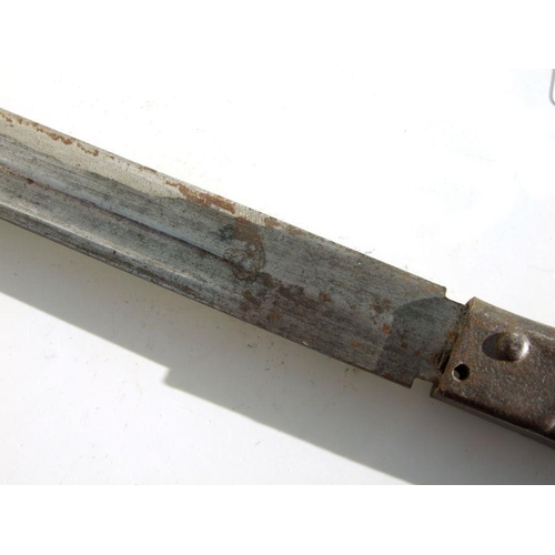 63 - A WW1 German EB44 Ersatz bayonet. Blade length 36cms (14.125ins)Condition Report:Missing its muzzle ... 