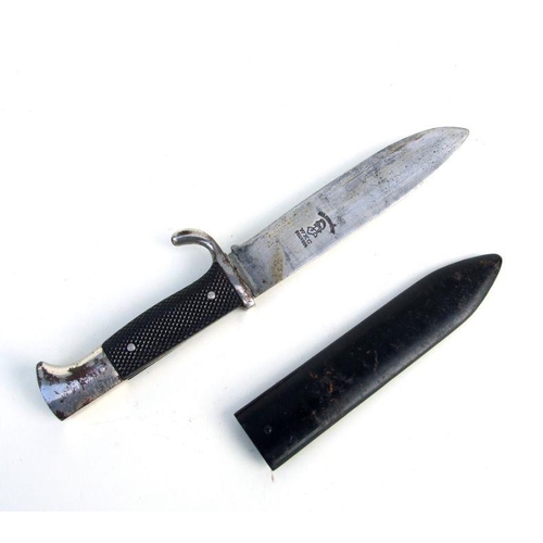 77 - A WWII Hitler Youth dagger, the blade stamped 'WKC Solingen Blut und Ehre', in a metal scabbard, 26c... 