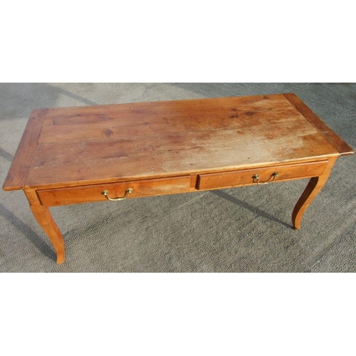 984 - A continental fruitwood farmhouse kitchen table with two frieze drawers and extension draw-leaves, 1... 