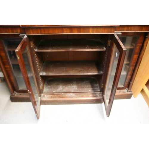 991 - A late Regency mahogany breakfront bookcase in the manner of Gillows, with a pair of central glazed ... 