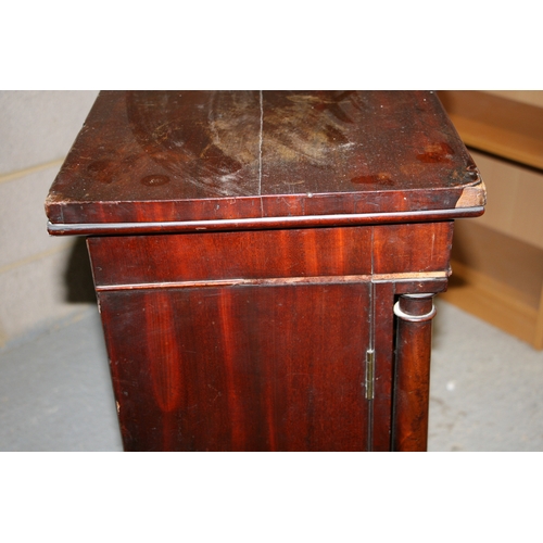 991 - A late Regency mahogany breakfront bookcase in the manner of Gillows, with a pair of central glazed ... 