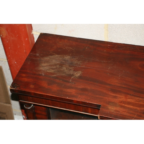 991 - A late Regency mahogany breakfront bookcase in the manner of Gillows, with a pair of central glazed ... 