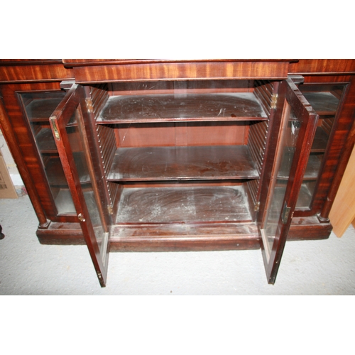 991 - A late Regency mahogany breakfront bookcase in the manner of Gillows, with a pair of central glazed ... 