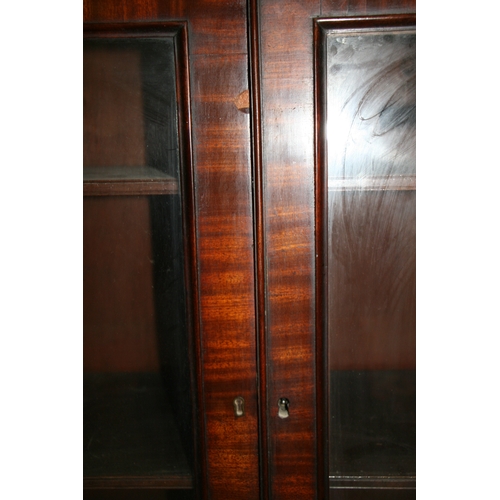 991 - A late Regency mahogany breakfront bookcase in the manner of Gillows, with a pair of central glazed ... 