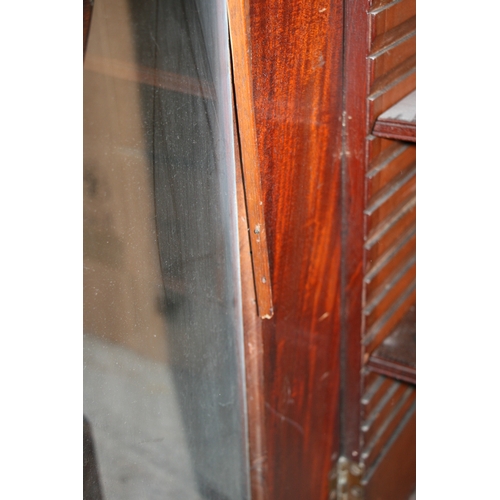 991 - A late Regency mahogany breakfront bookcase in the manner of Gillows, with a pair of central glazed ... 