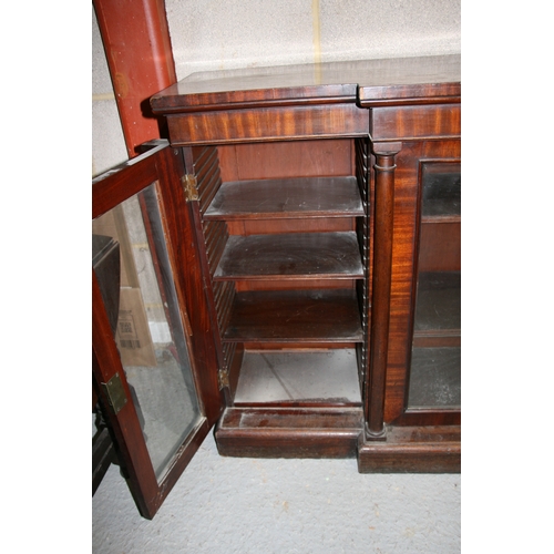 991 - A late Regency mahogany breakfront bookcase in the manner of Gillows, with a pair of central glazed ... 