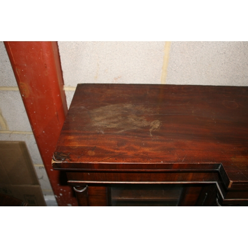 991 - A late Regency mahogany breakfront bookcase in the manner of Gillows, with a pair of central glazed ... 