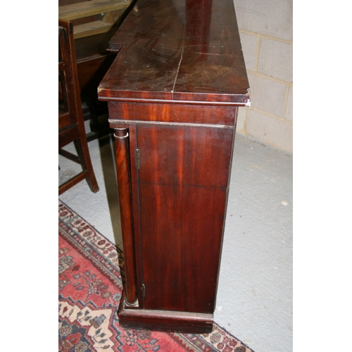 991 - A late Regency mahogany breakfront bookcase in the manner of Gillows, with a pair of central glazed ... 