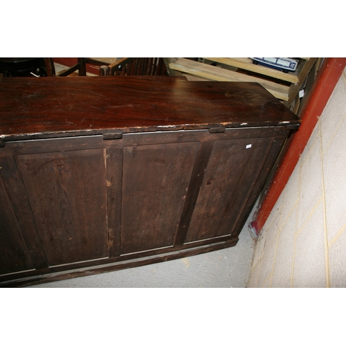 991 - A late Regency mahogany breakfront bookcase in the manner of Gillows, with a pair of central glazed ... 