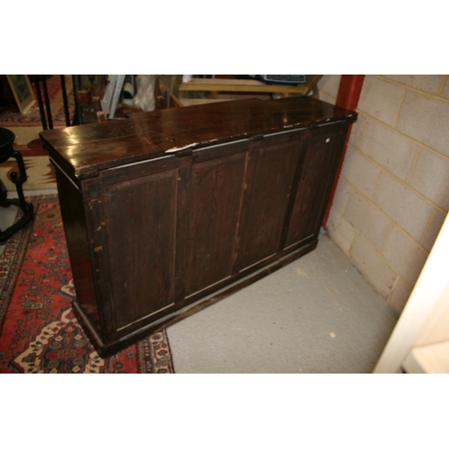 991 - A late Regency mahogany breakfront bookcase in the manner of Gillows, with a pair of central glazed ... 